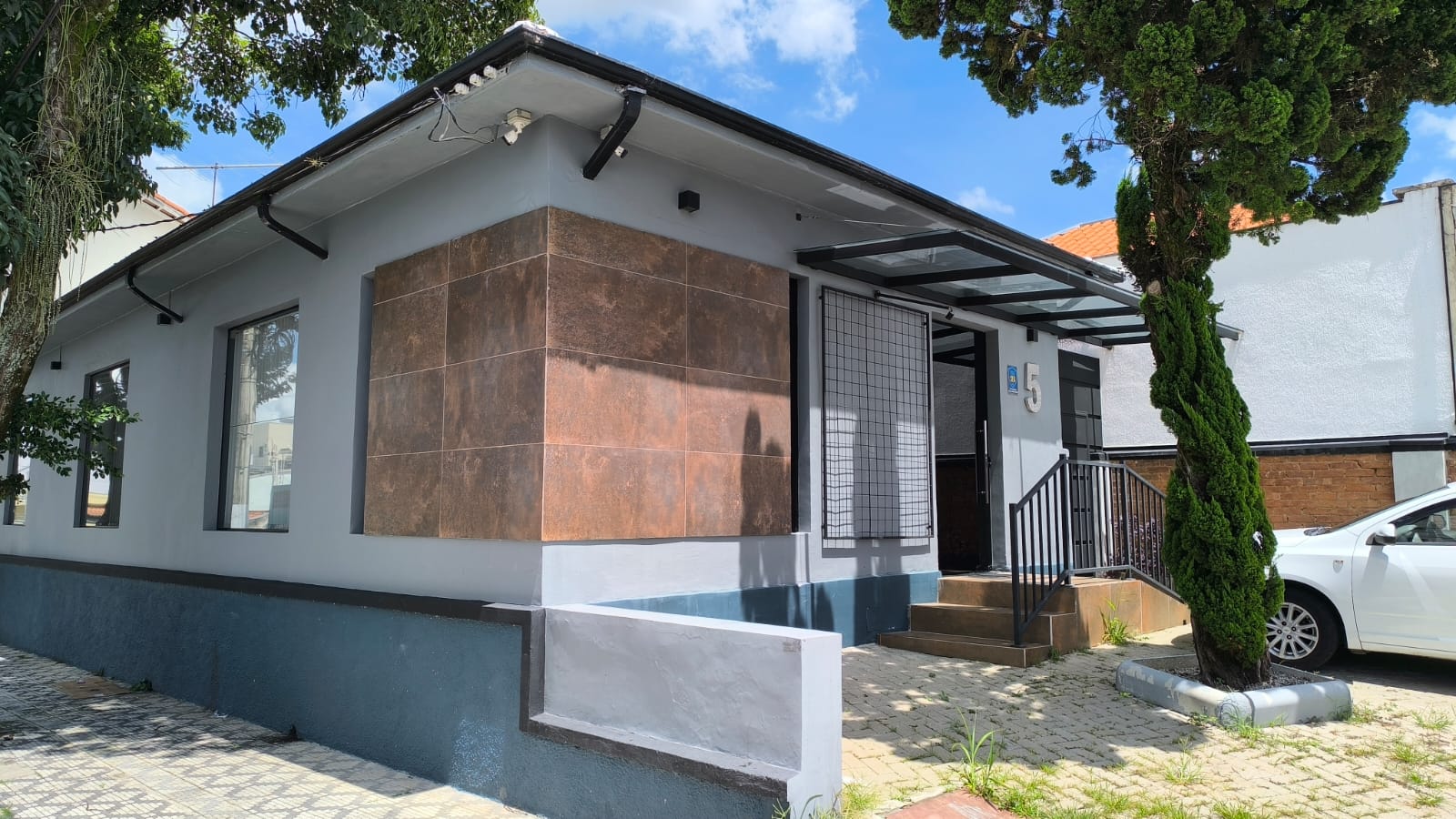 Fachada — Rua Dr Silva Barros, 5